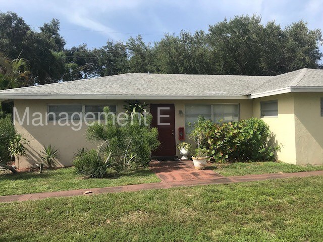 1761 Windsor Dr in North Palm Beach, FL - Building Photo