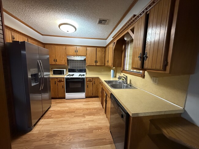 property at 2202 Crestwood Dr