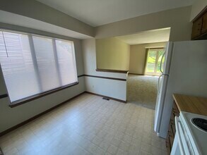 733 SE Claremont St in Lee's Summit, MO - Foto de edificio - Building Photo