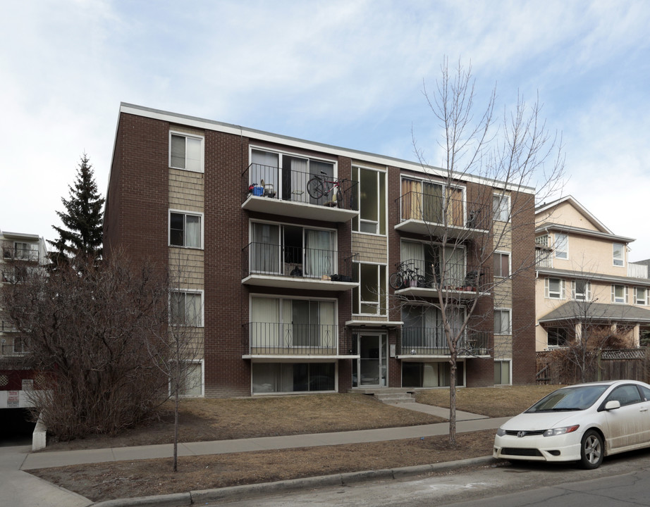 1328 15 Av SW in Calgary, AB - Building Photo