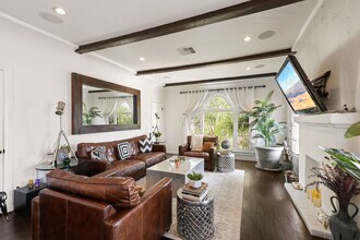 5191 W 20th St, Unit 5191 half in Los Angeles, CA - Building Photo - Building Photo