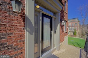 712 Sentry Square in Oxon Hill, MD - Building Photo