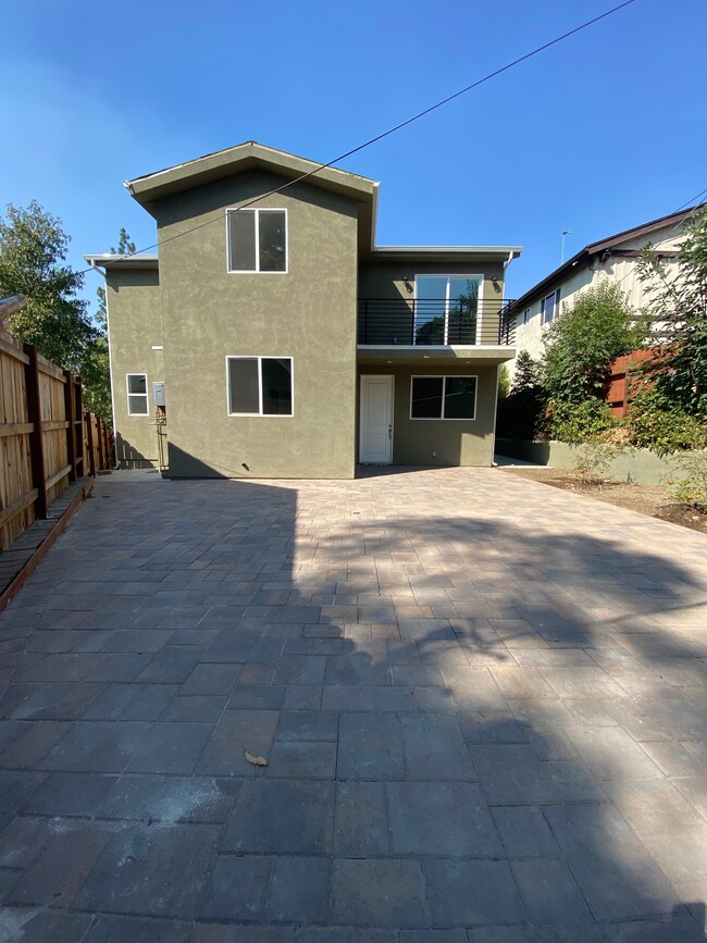 22849 Macfarlane Dr in Woodland Hills, CA - Building Photo - Building Photo