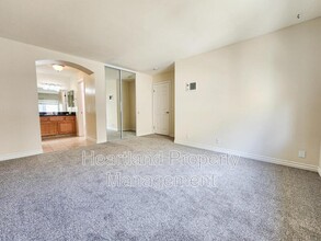 9939 Erma Rd in San Diego, CA - Building Photo - Building Photo