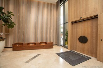 45 SW 9th St, Unit 1810 in Miami, FL - Building Photo - Building Photo