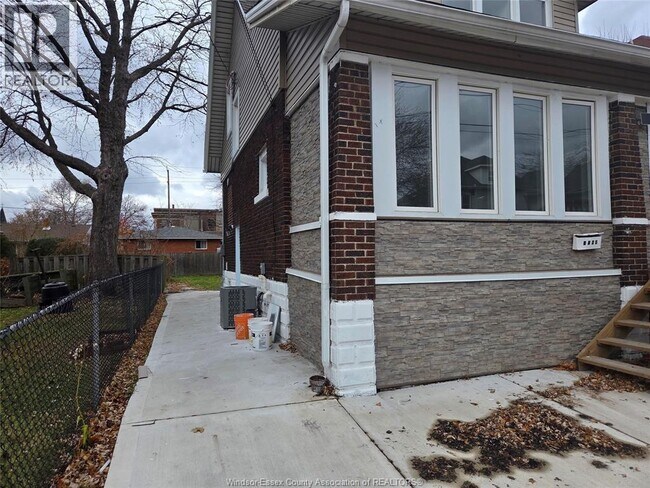 3284 Baby St in Windsor, ON - Foto de edificio - Building Photo