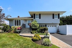12 Barnum Ave in Plainview, NY - Building Photo