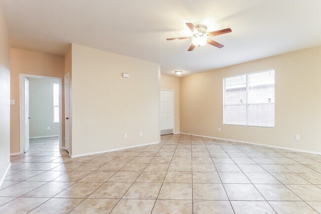 1104 Castle Springs Rd in Fort Worth, TX - Foto de edificio - Building Photo