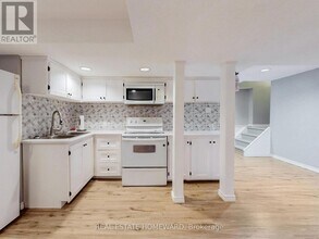 106 Walton Dr in Aurora, ON - Building Photo - Building Photo