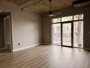 711 Cosmopolitan Dr NE in Atlanta, GA - Foto de edificio - Building Photo