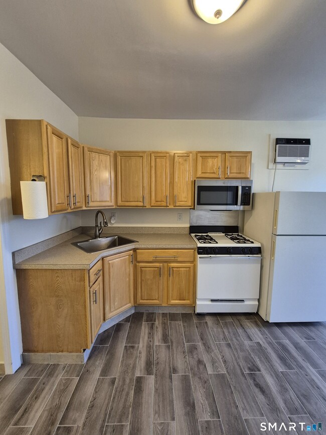 2979 Fairfield Ave in Bridgeport, CT - Foto de edificio - Building Photo