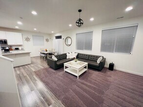 1716 W Parkview Dr in Syracuse, UT - Building Photo - Building Photo