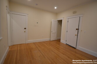 97 Marion St, Unit 2 in Brookline, MA - Foto de edificio - Building Photo