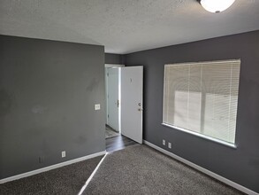 Halford Apartments in Omaha, NE - Building Photo - Interior Photo