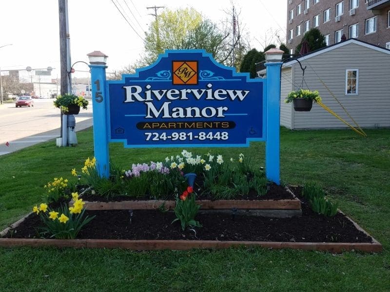 Riverview Manor in Sharon, PA - Foto de edificio