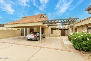 2415 W Greenway Rd in Phoenix, AZ - Building Photo