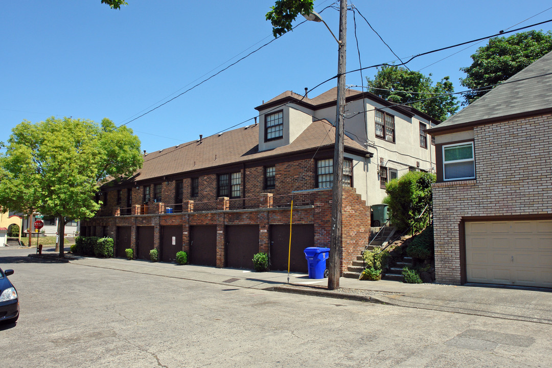 Laurelhurst Manor in Portland, OR - Building Photo