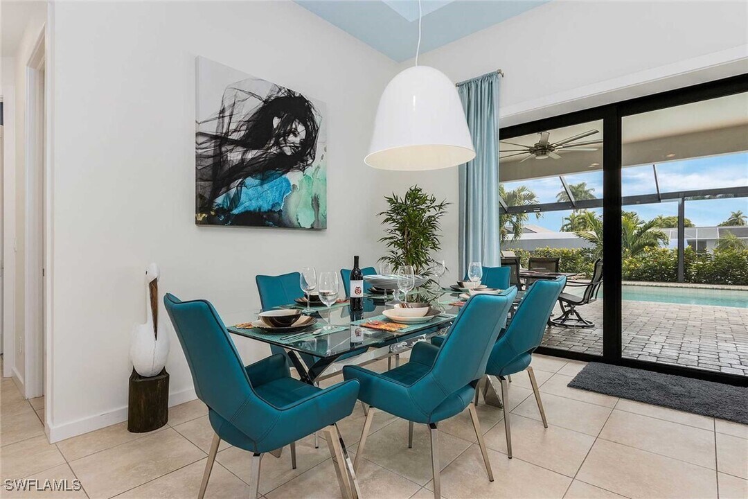 5325 Delano Ct in Cape Coral, FL - Foto de edificio