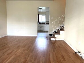 2843 Sweet Way in Sacramento, CA - Foto de edificio - Building Photo