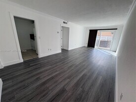 633 S Royal Poinciana Blvd in Miami Springs, FL - Building Photo