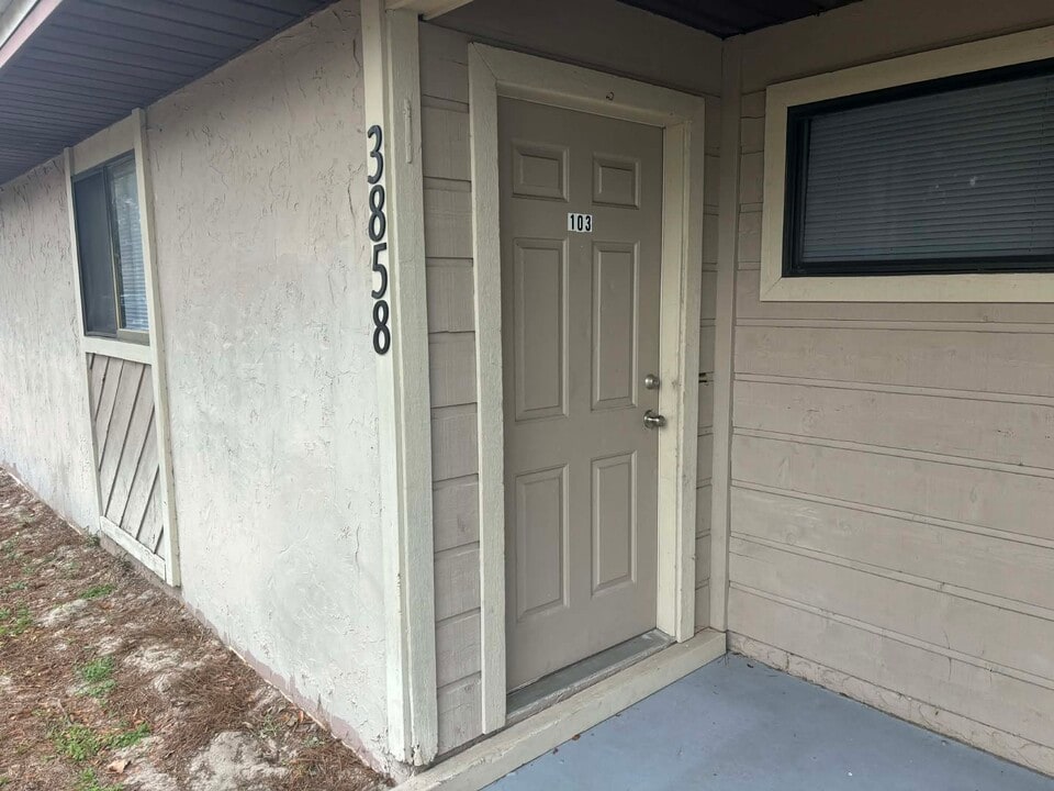 3858 NW Huntsboro St, Unit 3858 NW Huntsboro St 103 in Lake City, FL - Building Photo