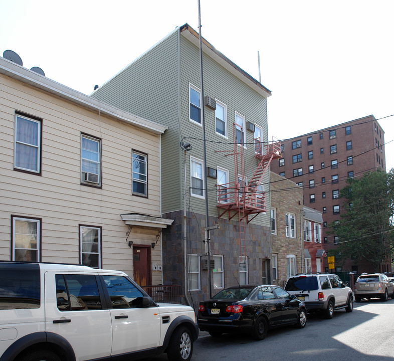 137 70th St in West New York, NJ - Building Photo