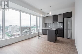 203 College St in Toronto, ON - Building Photo - Building Photo