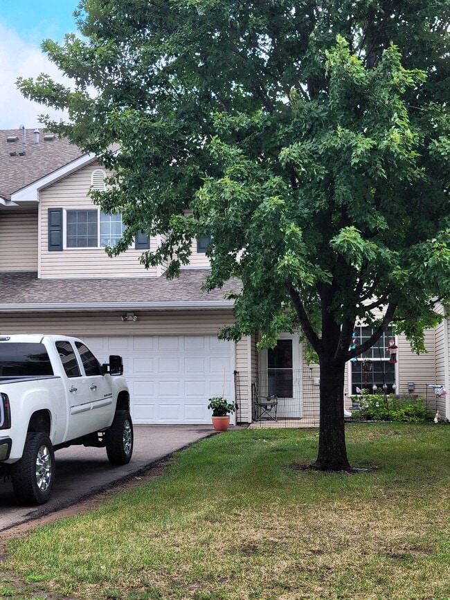16 Bridgewater Trail in Hudson, WI - Foto de edificio - Building Photo