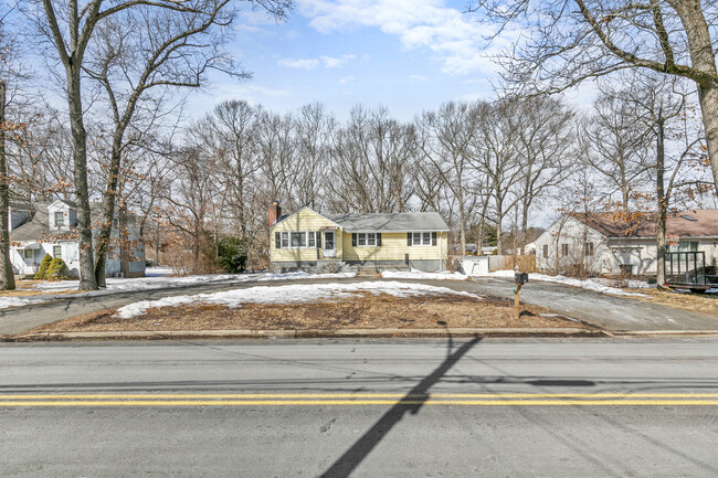 93 Bradley St in North Haven, CT - Building Photo - Building Photo