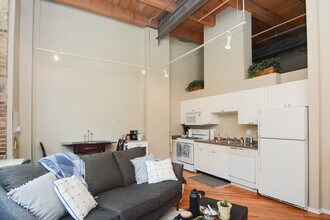 226 N Clinton St, Unit E02P in Chicago, IL - Foto de edificio - Building Photo