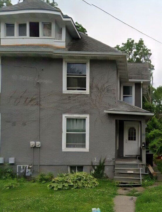 201-203 E Locust St in Davenport, IA - Building Photo