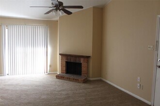 16111 Aspenglen Dr in Houston, TX - Building Photo - Building Photo