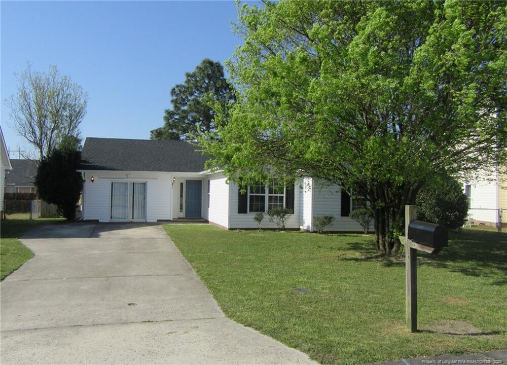 3911 Harden Rd in Hope Mills, NC - Foto de edificio
