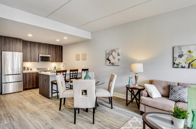 300 division in Chicago, IL - Building Photo - Building Photo