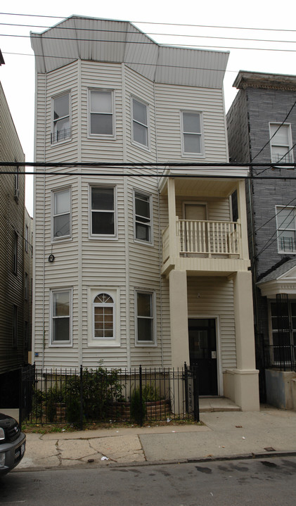 111 Morris Cres in Yonkers, NY - Building Photo