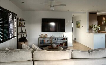 604 Poinsettia Ave in Newport Beach, CA - Building Photo - Building Photo