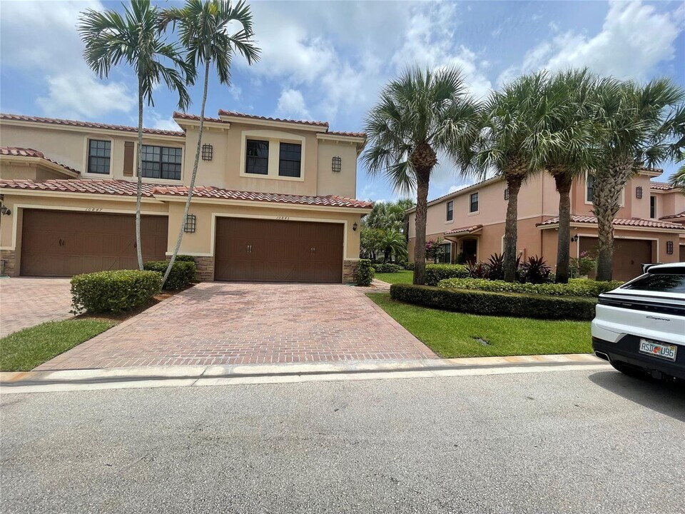10845 NW 74th Dr in Parkland, FL - Building Photo