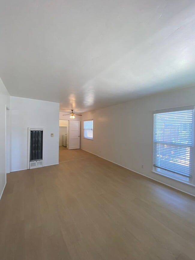 5077 Pacific Ave in Long Beach, CA - Building Photo - Building Photo