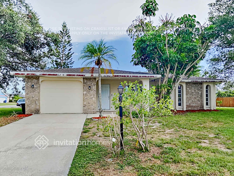 551 Whippoorwill Dr in Venice, FL - Building Photo