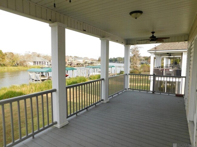 11182 River Highlands Dr in Saint Amant, LA - Foto de edificio - Building Photo