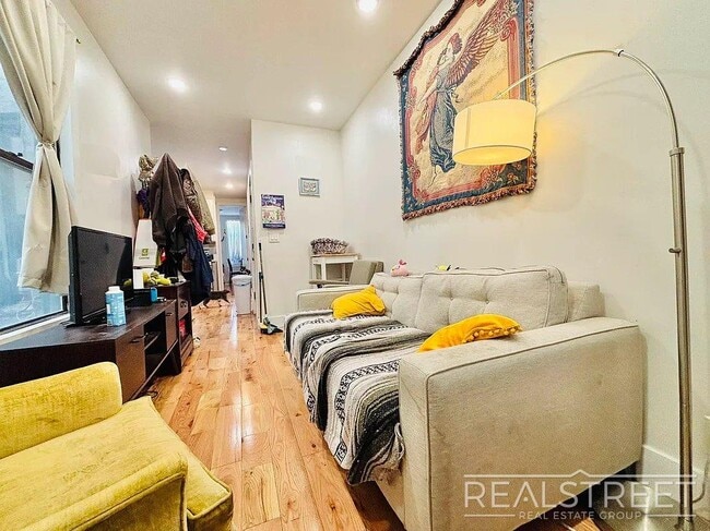 18-19 Woodbine St in Queens, NY - Building Photo - Building Photo