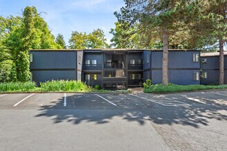 6630 SW Capitol Hwy in Portland, OR - Building Photo - Building Photo