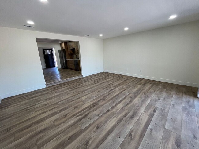 5090-5094 Catoctin Dr in San Diego, CA - Foto de edificio - Building Photo