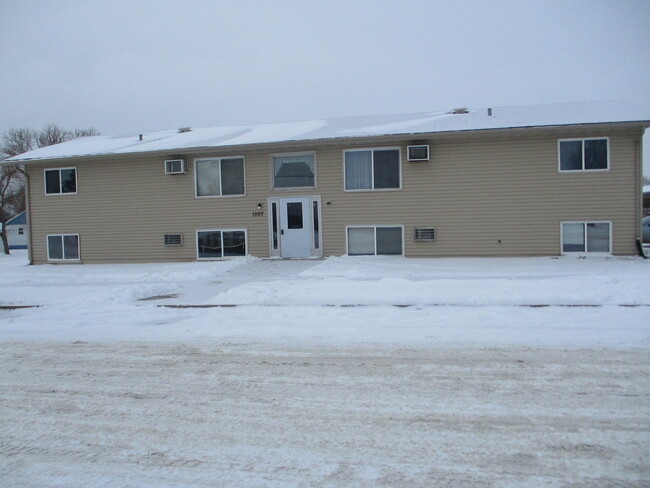 1007 13th Ave W, Unit 4 in Williston, ND - Foto de edificio - Building Photo