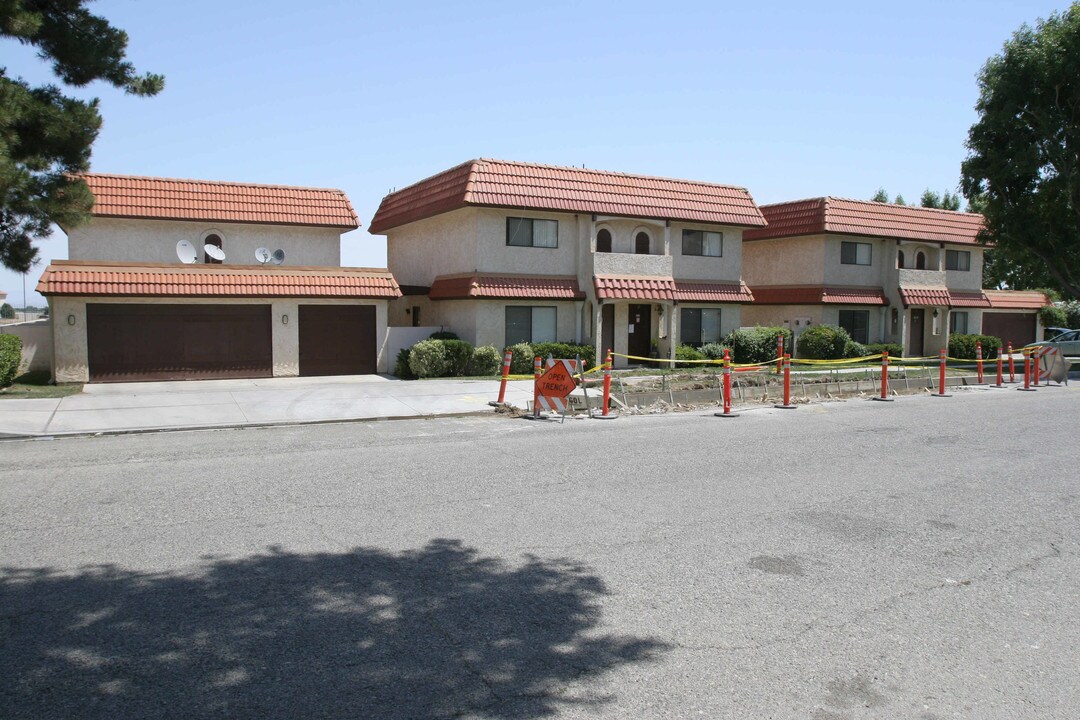 1701 W Avenue J15 in Lancaster, CA - Building Photo