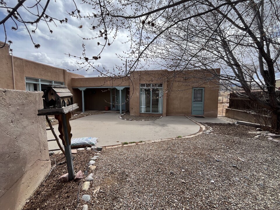 121 Roberts Ln in Taos, NM - Building Photo