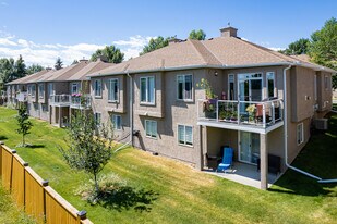 2642 Signal Hill Hts SW in Calgary, AB - Building Photo