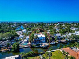681 Avenida De Mayo in Siesta Key, FL - Building Photo