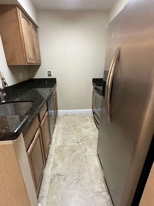 2851 N Oakland Forest Dr in Oakland Park, FL - Building Photo