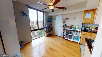 4500 S Four Mile Run Dr in Arlington, VA - Building Photo - Building Photo